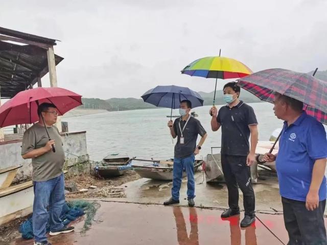 防汛常規物資中主要包含麻袋吸水膨脹袋,無紡布吸水膨脹袋,防汛沙袋,防汛噸袋,防汛編織袋,雨衣,雨靴,雨傘,彩條布,工兵鏟,十字鎬,八磅錘,應急救生包等。