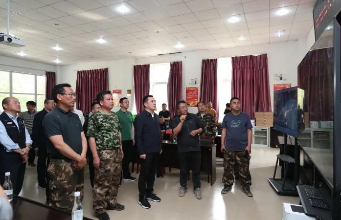 劉洪建在安寧市指揮調度森林火災撲救工作時強調:科學高效安全處置火情,全力保障人民群眾生命財產安全